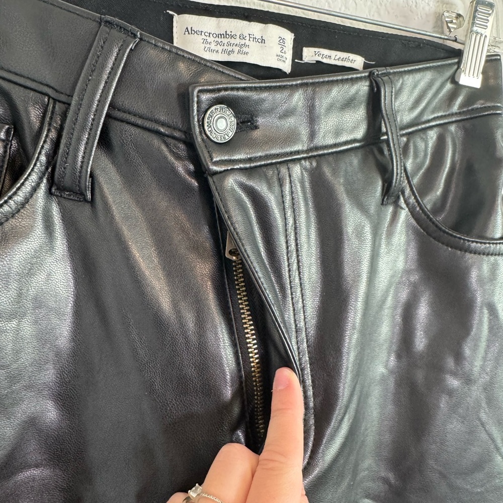 Abercrombie‎ & Fitch 90s Straight Ultra High Rise Faux Leather Pants Size 26/2 - Picture 4 of 12